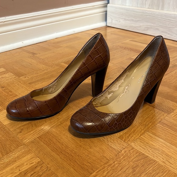 Nine West brown leather pumps, size 5.5 - Picture 1 of 7